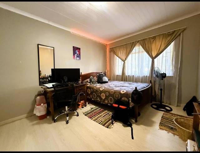 4 BEDROOM HOUSE FOR SALE IN BERGZICHT